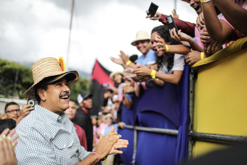 Nicolás Maduro (C), saludando a sus seguidores durante una marcha por el 16º aniversario de la Juventud del Partido Socialista Unido de Venezuela (PSUV) en Caracas el 12 de septiembre de 2024.