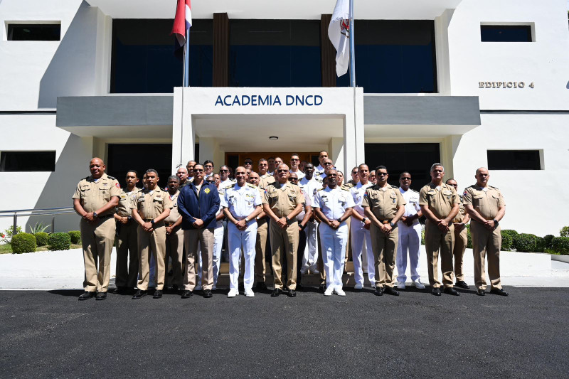 El ministro de Defensa, teniente general Carlos A. Fernández Onofre, visita la DNCD.