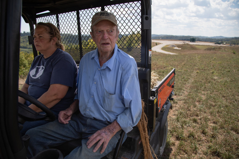 Diana Petrie, izquierda, y su padre George Wherry hacen una pausa mientras dan un recorrido por el sitio del pozo de gas natural en su granja en West Bethlehem Township, condado de Washington, Pensilvania, el 6 de septiembre de 2024.Trump's strong support for fracking has helped him here  as it has across the Appalachia region, where a controversial shale gas boom since 2008 minted millionaires almost overnight and created rare, well-paying blue-collar jobs in an area undergoing deindustrialization.