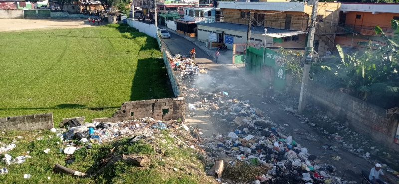 Basura arropa politécnico San José Fe y Alegría en el distrito municipal de Pantoja