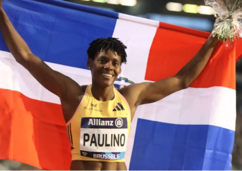 Marileidy Paulino sostiene la bandera dominicana luego de lograr el tricampeonato en la Liga Diamante.