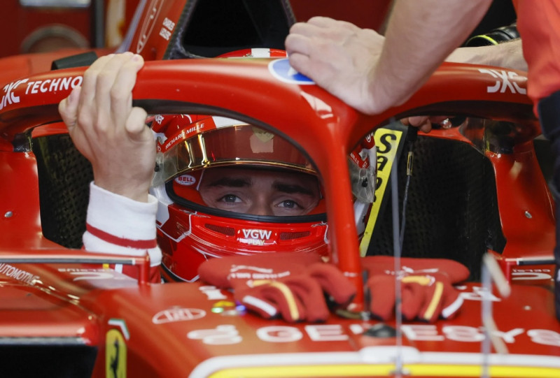 Charles Leclerc al momento de llegar a los pozos en su potente monoplaza.