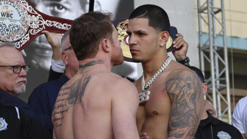 Canelo Álvarez y Edgar Berlanga en el cara a cara correspondiente luego del pesaje oficial.