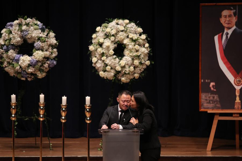 Keiko Fujimori y su hermano Kenji en el responso su padre el fallecido expresidente de Perú, Alberto Fujimori, este sábado, en Lima.