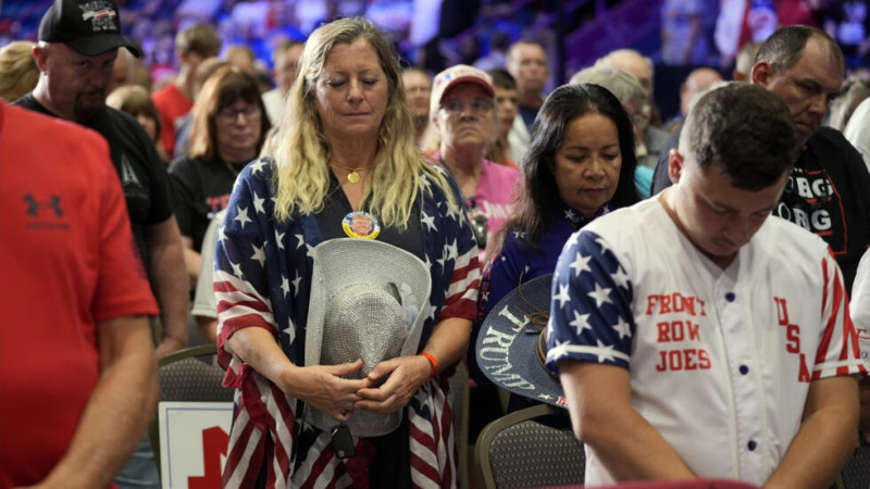 Simpatizantes rezan antes de que el excandidato presidencial republicano Donald Trump hable durante un acto de campaña, el viernes 30 de agosto de 2024, en Johnstown, Pensilvania (AP/Alex Brandon)