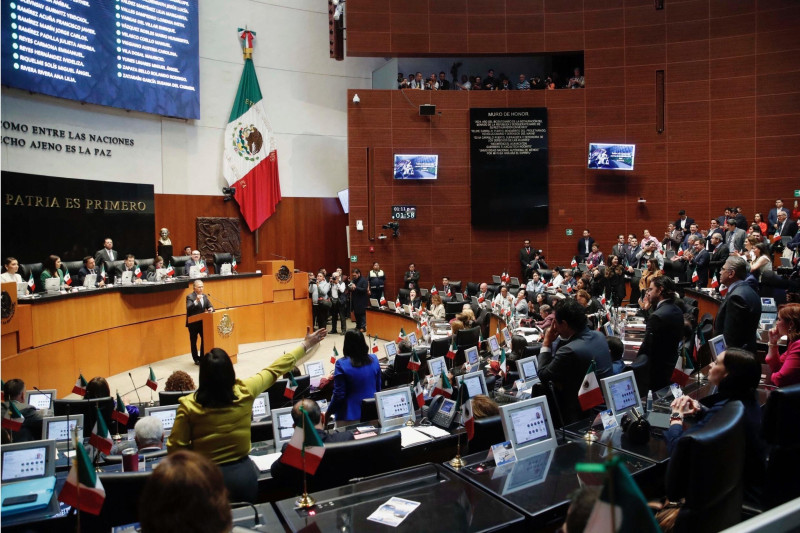 El senador Miguel Angel Yunes se dirige al resto de senadores en la cámara alta este 10 de septiembre. AFP/Cesar Sánchez