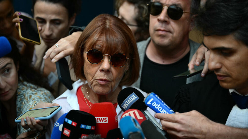 Gisèle Pelicot (centro), acompañada por su abogado Stéphane Babonneau (derecha) y su hijo David (segunda fila, derecha), habla con los medios de comunicación a la salida del tribunal durante el juicio de su ex marido, el 5 de septiembre de 2024. AFP/ Christophe Simon