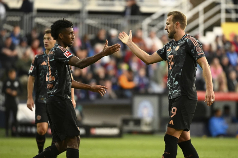 Harry Kane, del Bayern Munich, es felicitado por su compañero Kingsley Coman luego del triunfo.