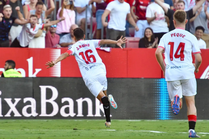 Jesús Navas celebra tras marcar su importante gol para el Sevilla.