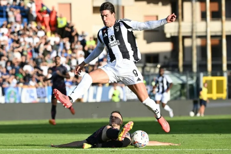 Dusan Vlahovic salta por encima de Ardian Ismajli en el empate con la Juventus en el campo del Empoli en la Serie A.