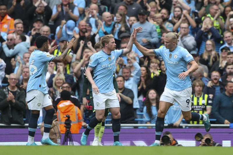 Erling Haaland, del Manchester City, celebra sus compañeros el triunfo 2-1sobre el Brentford.