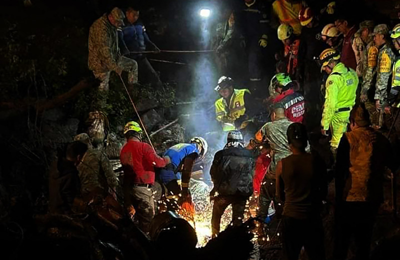 La imagen muestra a los miembros del equipo de rescate buscando sobrevivientes después de un deslizamiento de tierra en Jilotzingo, Estado de México.