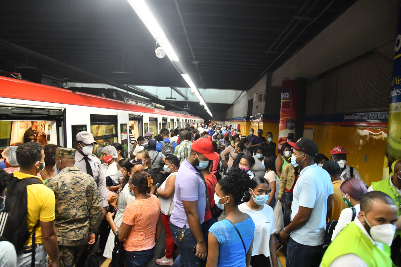 La pandemia del Covid-19 trajo las largas filas al Metro de Santo Domingo y aún persisten.