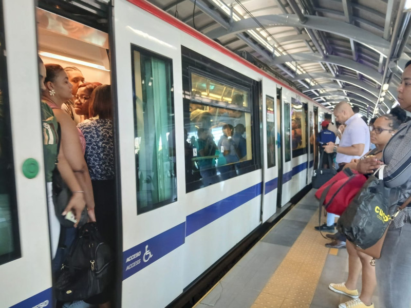 Usuarios deciden no abordar un tren que pasa repleto, mientras la puerta no puede cerrar electrónicamente por la cantidad de pasajeros.