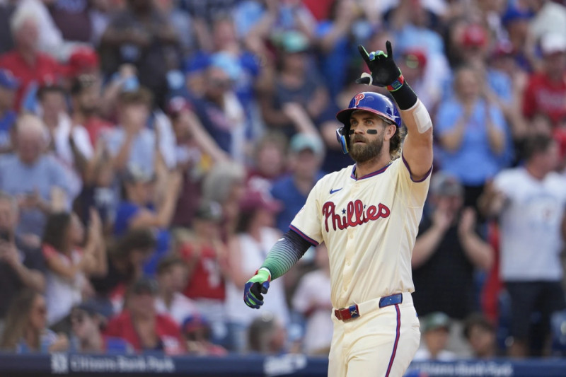 Bryce Harper corresponde los vítores de la concurrencia al llegar al plato luego de dar uno cuadrangular.