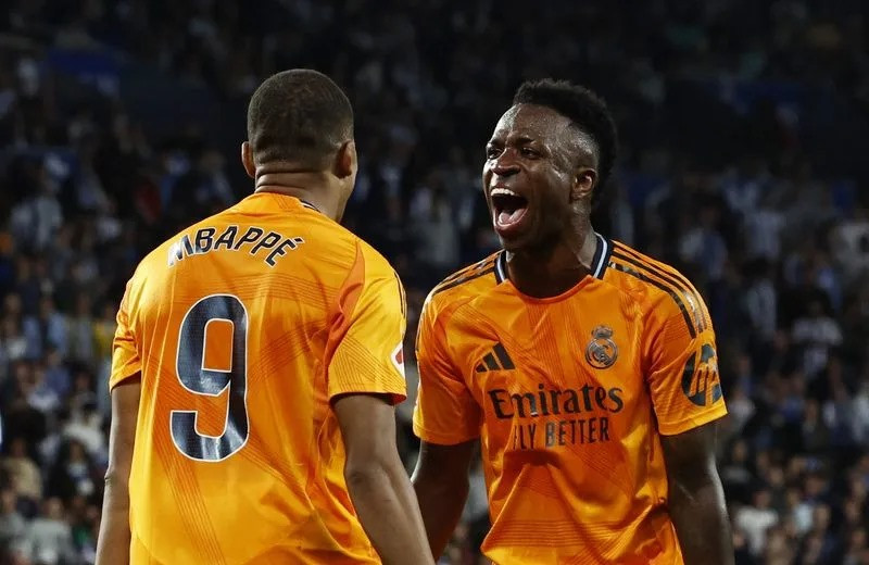 Vinicius Junior celebra con Kylian Mbappé el gol que abrió el marcador durante el partido de liga Real Sociedad-Real Madrid, en el estadio de Anoeta, en San Sebastián.