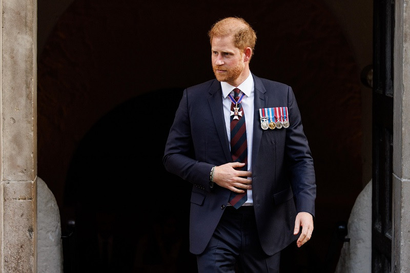 Segundo hijo de Carlos de Inglaterra y Diana de Gales, ocupa la quinta posición en la sucesión al trono británico.