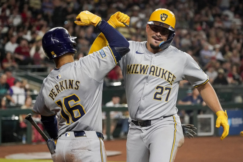 Willy Adames es felicitado al llegar al plato por su compañero Blake Perkins.