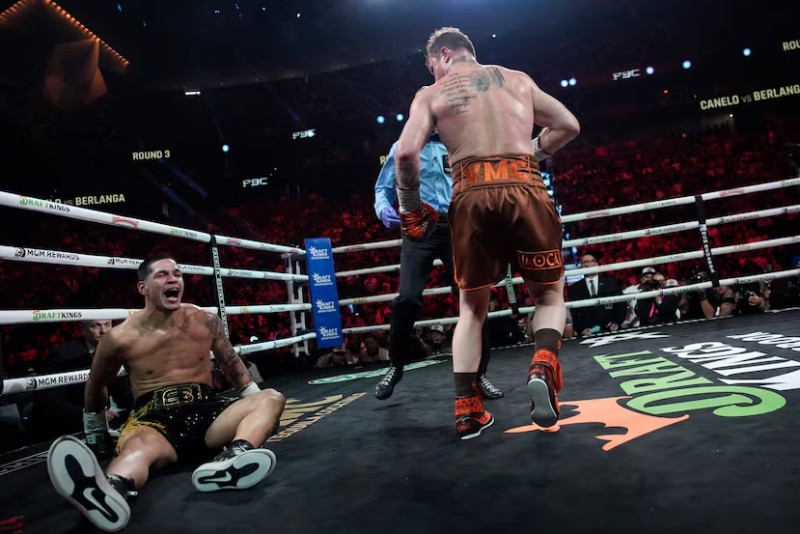 Edgar Berlanga reacciona molesto luego de caer en el tercer asalto tras un gancho de izquierda de Saúl "Canelo" Álvarez en la pelea titular en el T-Mobile Arena en Las Vegas, Nevada.