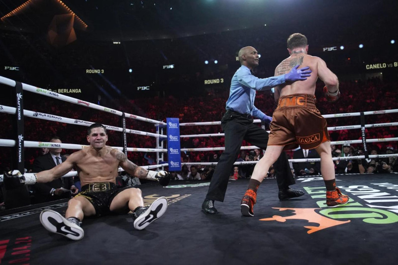 Saúl "Canelo" Álvarez camina luego de llevar a la lona a Edgar Berlanga.