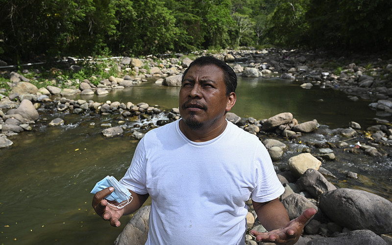 El ambientalista hondureño Juan López hace gestos mientras habla junto al río Guapinol en las afueras de Tocoa, departamento de Colón, Honduras, el 28 de septiembre de 2021.