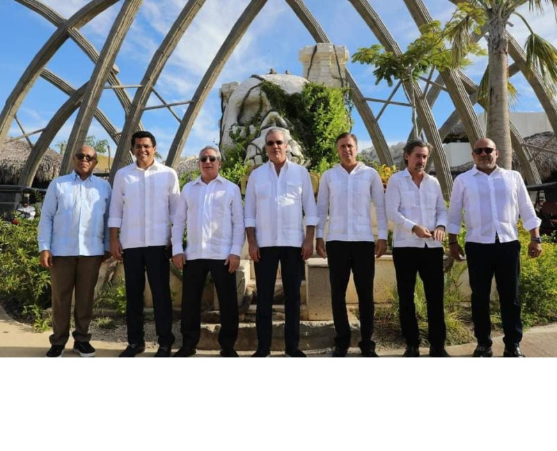 ; Alfredo Pacheco, presidente de la Cámara de Diputados, Sigmund Freund, ministro de Administración Pública ; Samuel Pereyra, presidente ejecutivo del Banco de Reservas y José Yude Michelén, miembro del consejo de directores de la Administradora de Fondos de Inversión ALTIO SAFI.