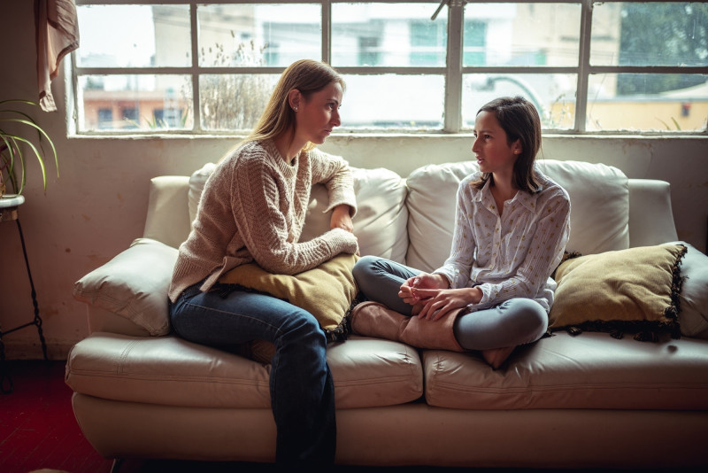 Madre e hija mantienen una conversación