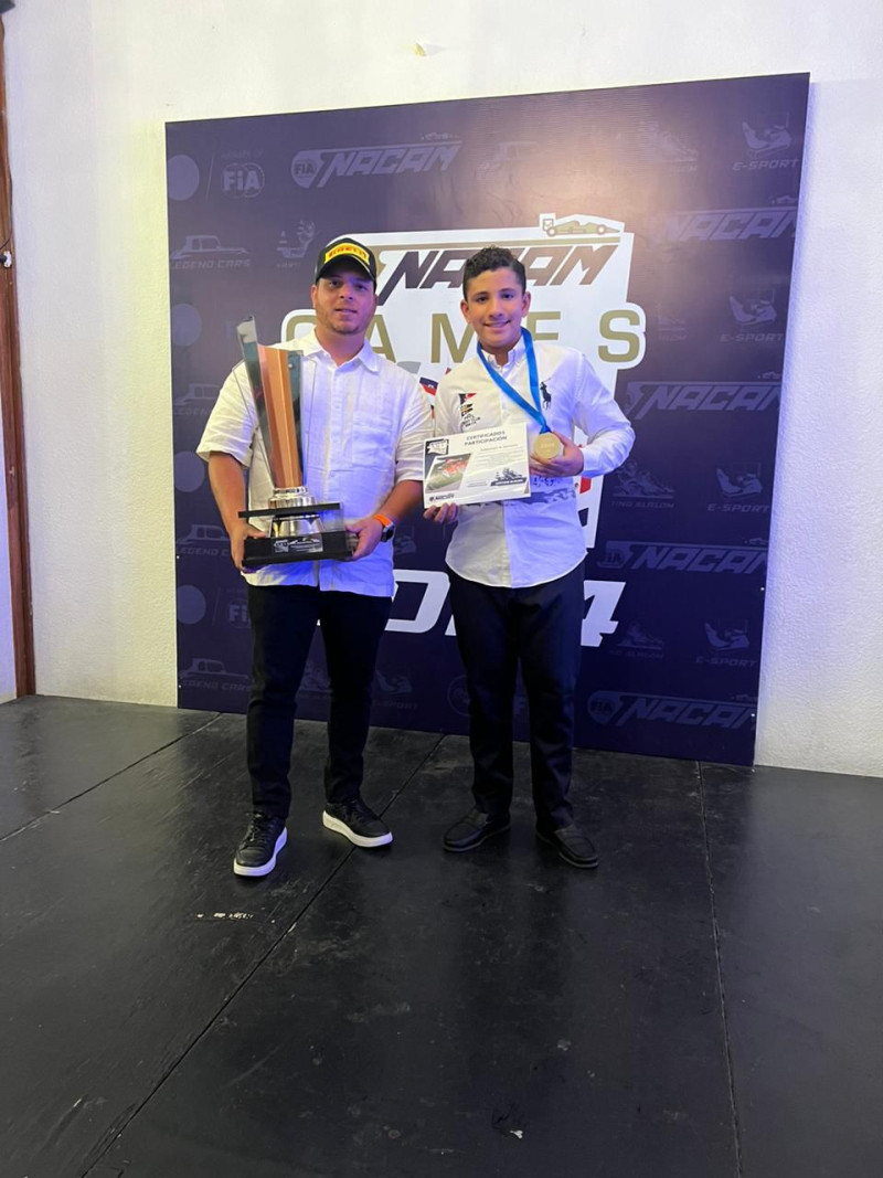 - Alain Giraldi y Sebastian Santana con el trofeo del segundo lugar y el diploma de ganador.