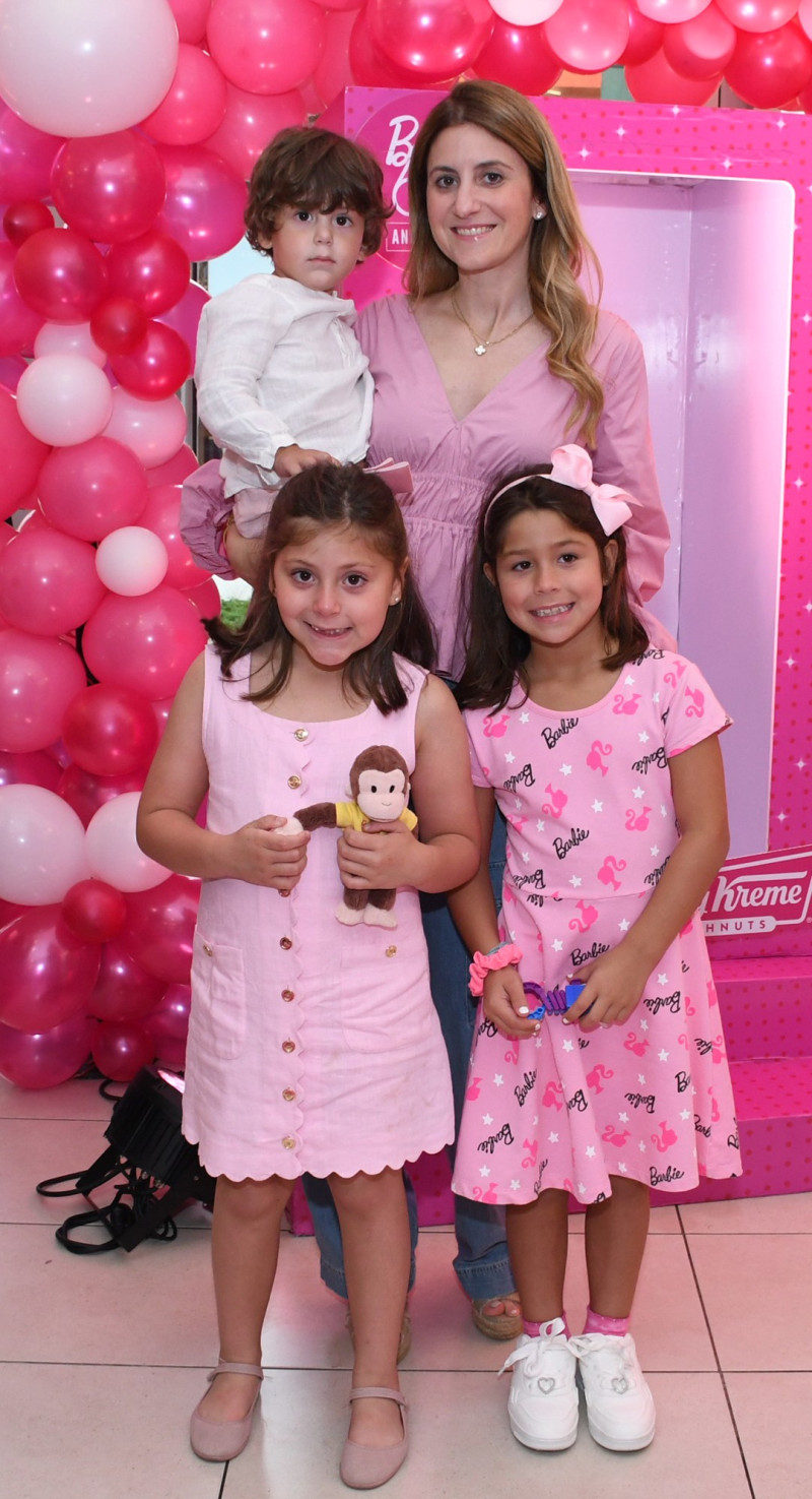 Mónica Sánchez junto a los niños Jesús Turull, Antonia Turull y Alejandra López.