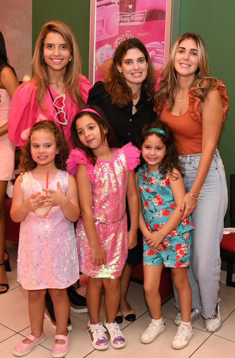 Cynthia González, Cristina Herrera y Lorena Herrera junto a las niñas Miranda Mármol, Cristina Ariza y Elena Paliza.