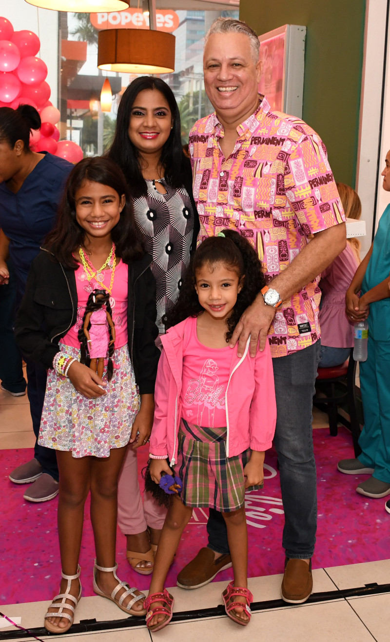 Jen Sánchez y Mariano Lantigua junto María y Miranda Lantigua.