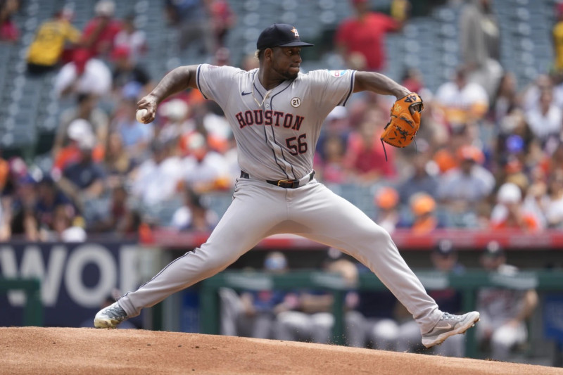 El lanzador abredor de los Astros de Houston, Ronel Blanco, lanza durante la primera entrada de un partido de béisbol contra los Angelinos de Los Ángeles en Anaheim, California.