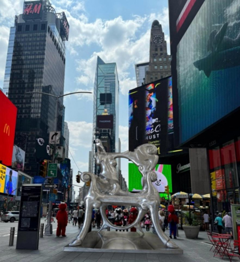 La escultura de 13 pies de altura estará en exhibición hasta el 15 de noviembre, en el corazón de Times Square.