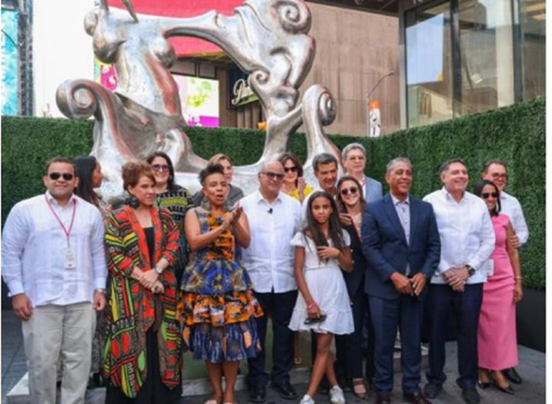 Héctor José Rizek Sued, miembro de la Fundación Iván Tovar y mecenas del proyecto Tovar The Chair, junto a asistentes al acto de inauguración.