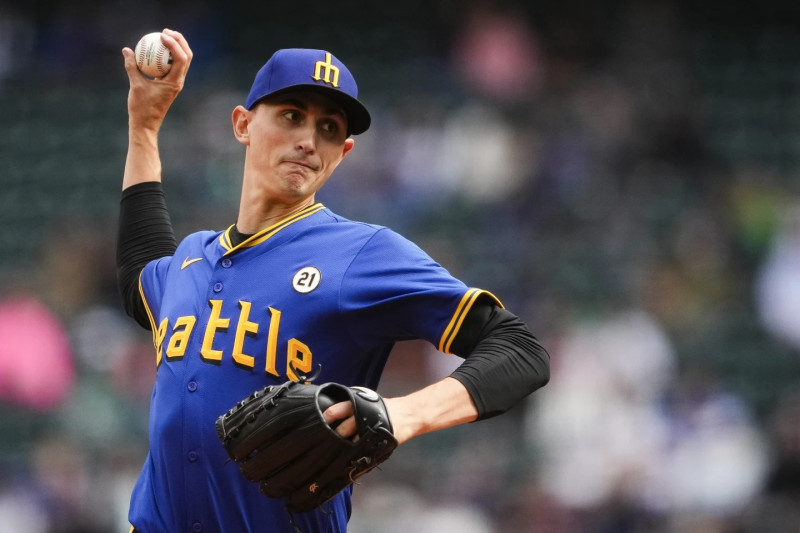 George Kirby lanza contra los Rangers de Texas durante la primera entrada del partido.