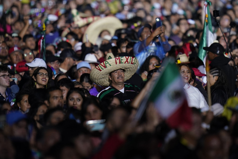 La gente se reúne para el grito anual de independencia en el Zócalo