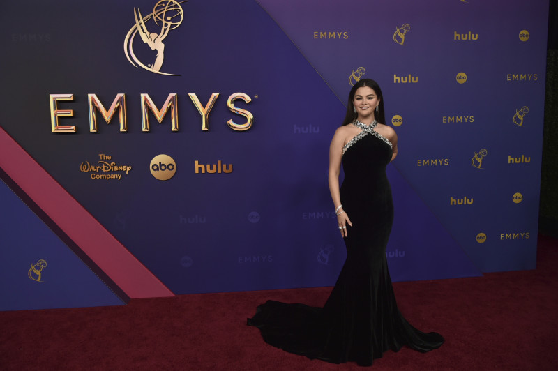 Selena Gomez llega a la 76.ª edición de los premios Primetime Emmy