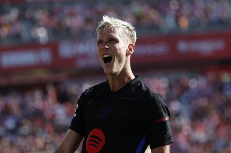 Dani Olmo celebra tras anotar el tercer gol del Barcelona en la victoria 4-1 ante Firona en la Liga española, el domingo 15 de septiembre de 2024, en Girona.