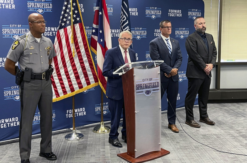 El gobernador republicano de Ohio, Mike DeWine, ofrece una rueda de prensa el lunes 16 de septiembre de 2024 en el ayuntamiento de Springfield, Ohio