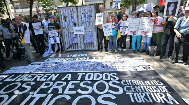 Unos manifestantes muestran carteles contra el gobierno del presidente de Venezuela, Nicolás Maduro, y demandan la puesta en libertad de los presos políticos, el 11 de septiembre de 2024 en Caracas.