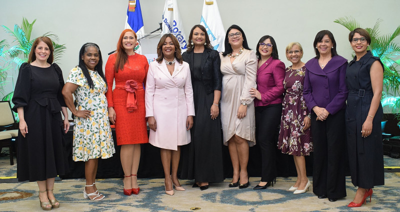 Parte de la actual directiva de la FEM junto a la presidenta  y Amarilys Durán Salas.