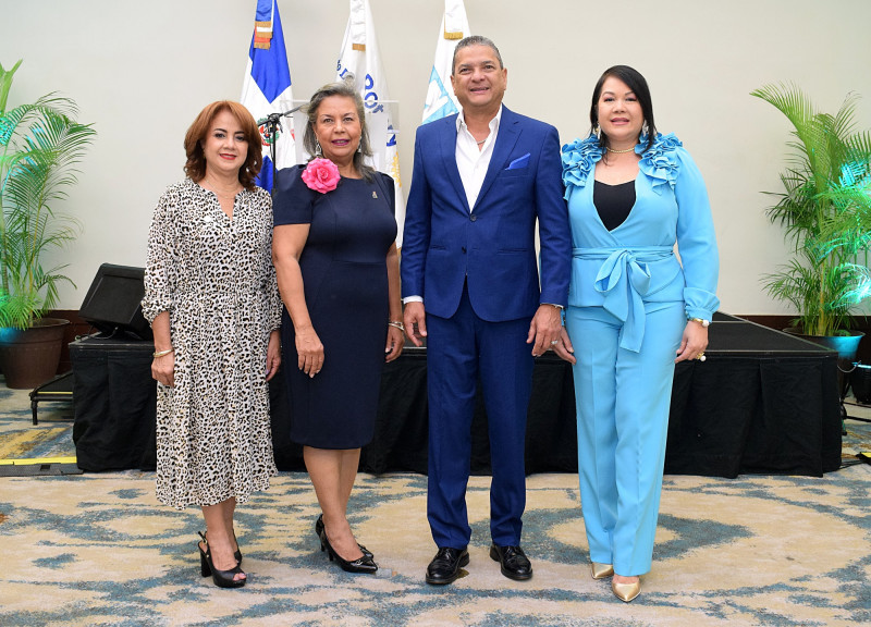 Ondina Muñoz, Ysabel Reyes, Ignacio Glass y Sulin Lantigua de Glass.