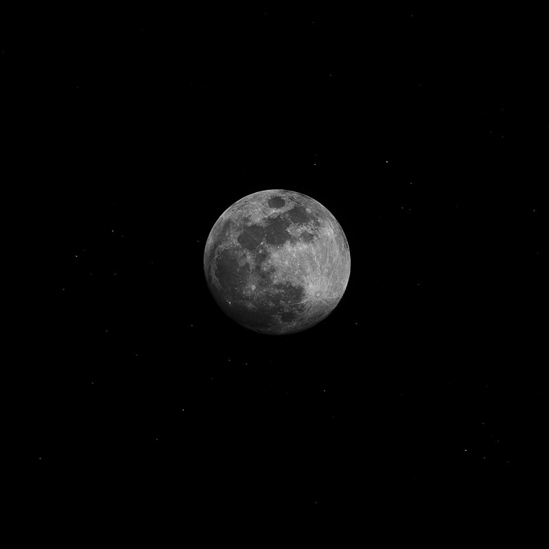 Fotografía muestra la luna.