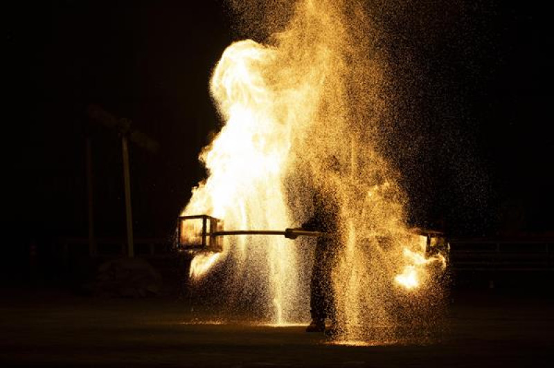 Un artista camina con fuego en la mano durante un espectáculo de fuego para celebrar el Festival del Medio Otoño en Beijing, China, el 15 de septiembre de 2024.