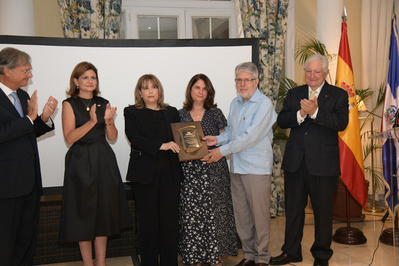 Antonio PérezHernández, la vicepresidente de la República Raquel Peña y José Vitienes, entregan un reconocimiento ‘In memoriam’ a los hijos de don Antonio Ferreira, por sus aportes a comunidad española