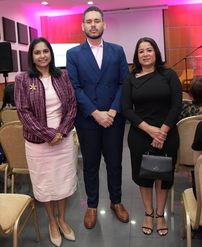 Alejandra Torres, Gean Abraham y Priscilla Franco.