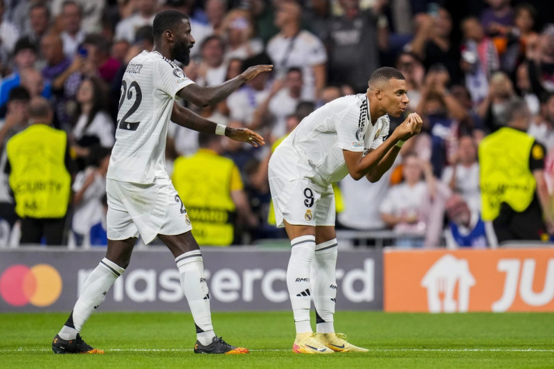 Kylian Mbappé, del Real Madrid, celebra uno de los goles del Real Madrid en su victoria sobre el Stuttgart.