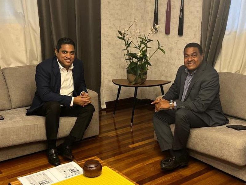 El ministro de Deportes, Kelvin Cruz, conversa con José P. Monegro, presidente del Comité Organizador de los Juegos Santo Domingo 2026, tras recibirlo en su despacho.