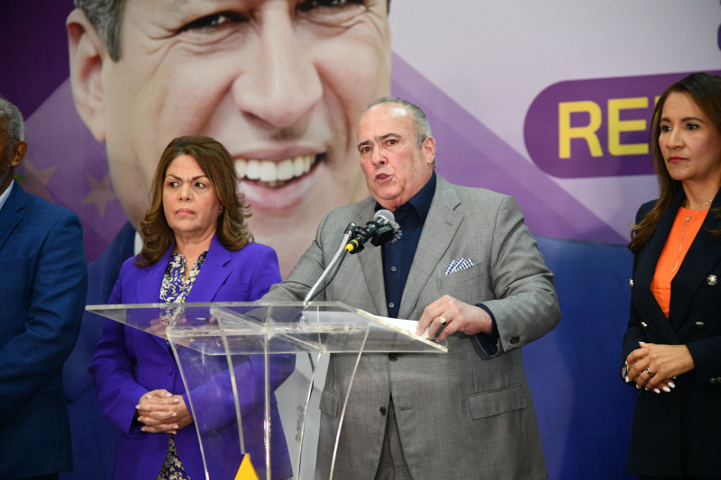 Charlie Mariotti, secretario general del PLD, encabezó la rueda de prensa donde se dio a conocer la posición de ese partido respecto a la medida anunciada por el gobierno.