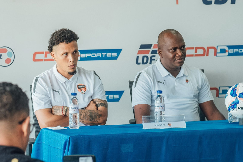 Junior Scheldeur y Rivaldo Correa, director técnico y delantero de Cibao FC, respectivamente, atentos a una pregunta que les hicieron en la rueda de prensa.